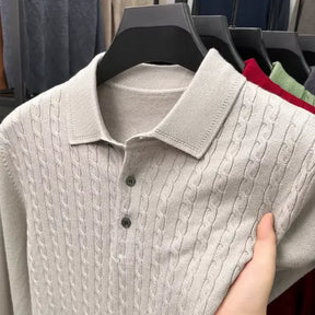 camisa polo masculina em tricot texturizado estilo old money com padrão trançado exibida em cabide
