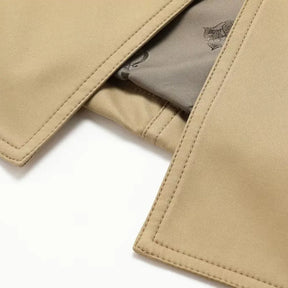 Trench coat masculino com cinto, abotoamento duplo, gola clássica e estilo britânico elegante.