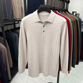camisa polo masculina em tricot texturizado estilo old money com padrão trançado exibida em cabide