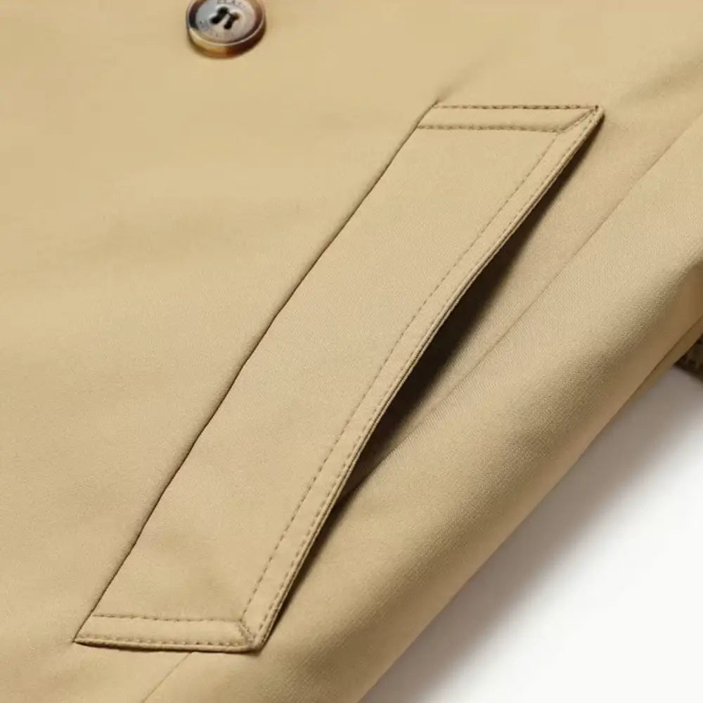 Trench coat masculino com cinto, abotoamento duplo, gola clássica e estilo britânico elegante.