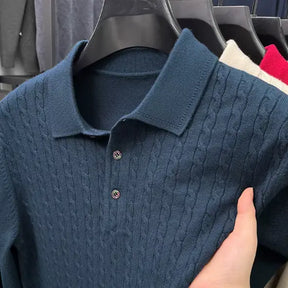 camisa polo masculina em tricot texturizado estilo old money com padrão trançado exibida em cabide