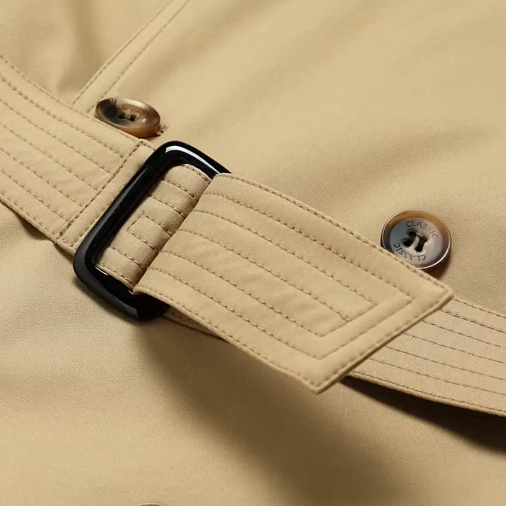 Trench coat masculino com cinto, abotoamento duplo, gola clássica e estilo britânico elegante.