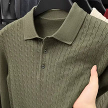 camisa polo masculina em tricot texturizado estilo old money com padrão trançado exibida em cabide
