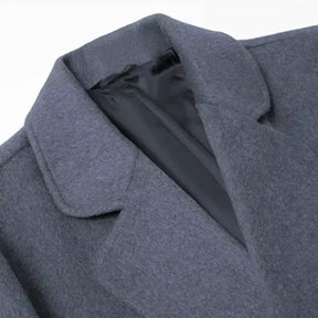 Sobretudo masculino preto de lã premium com abotoamento duplo e corte longo elegante