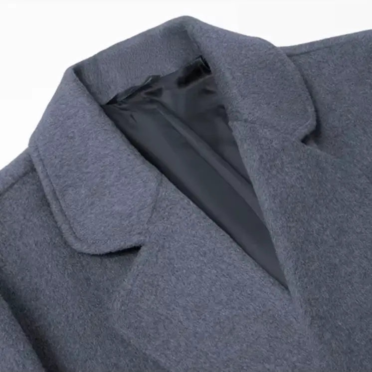 Sobretudo masculino preto de lã premium com abotoamento duplo e corte longo elegante