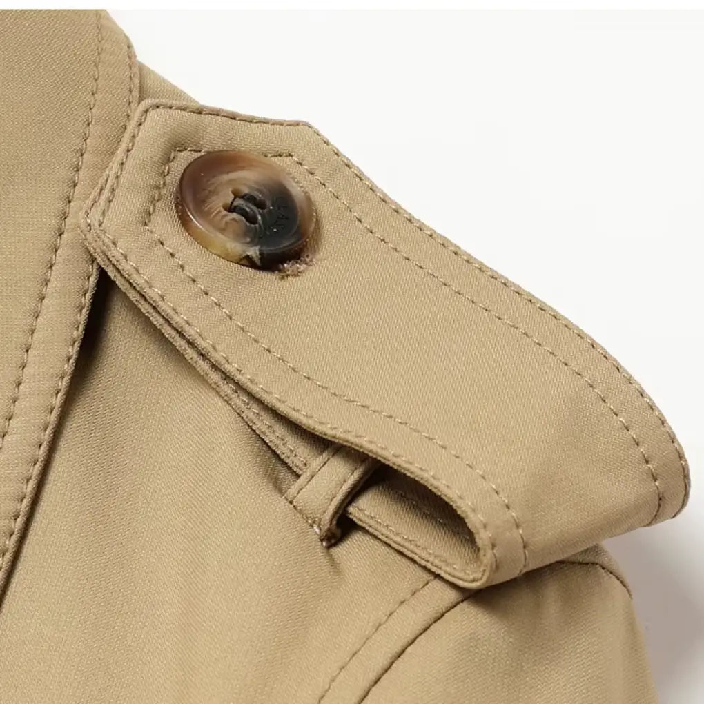 Trench coat masculino com cinto, abotoamento duplo, gola clássica e estilo britânico elegante.