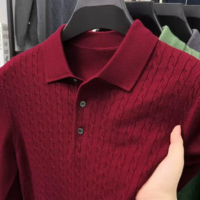 camisa polo masculina em tricot texturizado estilo old money com padrão trançado exibida em cabide
