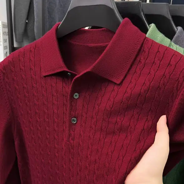 camisa polo masculina em tricot texturizado estilo old money com padrão trançado exibida em cabide