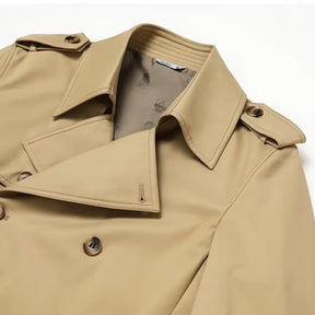 Trench coat masculino com cinto, abotoamento duplo, gola clássica e estilo britânico elegante.