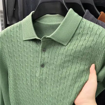 camisa polo masculina em tricot texturizado estilo old money com padrão trançado exibida em cabide
