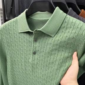 camisa polo masculina em tricot texturizado estilo old money com padrão trançado exibida em cabide