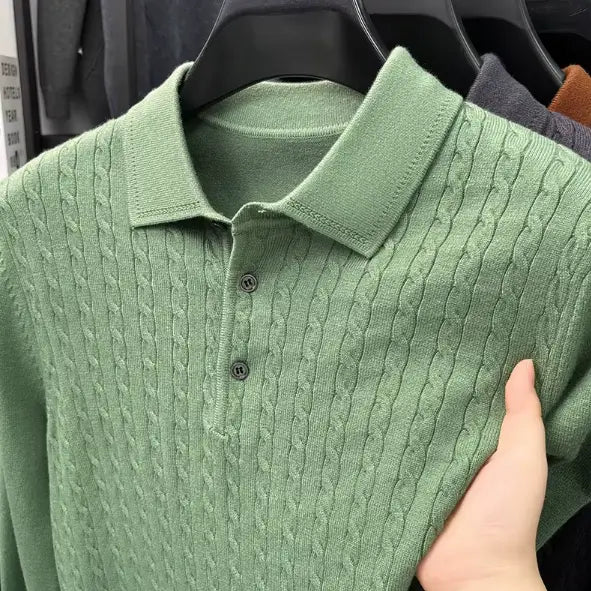 camisa polo masculina em tricot texturizado estilo old money com padrão trançado exibida em cabide