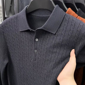 camisa polo masculina em tricot texturizado estilo old money com padrão trançado exibida em cabide