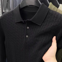 camisa polo masculina em tricot texturizado estilo old money com padrão trançado exibida em cabide