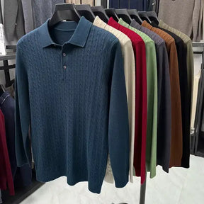 camisa polo masculina em tricot texturizado estilo old money com padrão trançado exibida em cabide