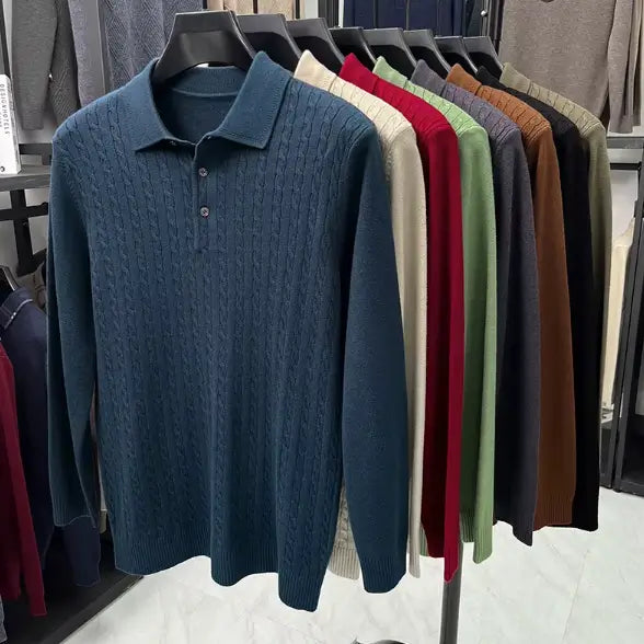 camisa polo masculina em tricot texturizado estilo old money com padrão trançado exibida em cabide
