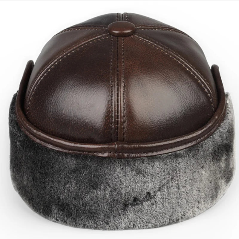 Boné masculino térmico marrom em couro legítimo com proteção auricular felpuda para inverno e frio intenso.