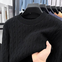 Suéter masculino em tricot trançado com gola careca e textura elegante para inverno