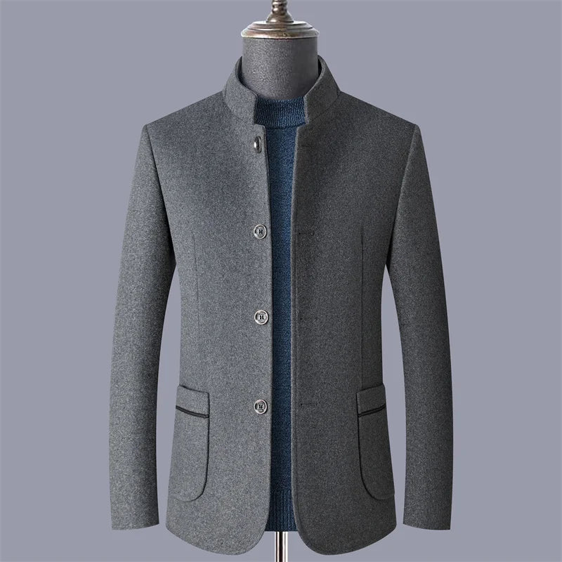 Casaco masculino de lã premium  com gola padre estruturada e visual sofisticado para inverno e ocasiões elegantes