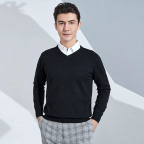 Suéter masculino com gola V usado sobre camisa social para look elegante e sofisticado