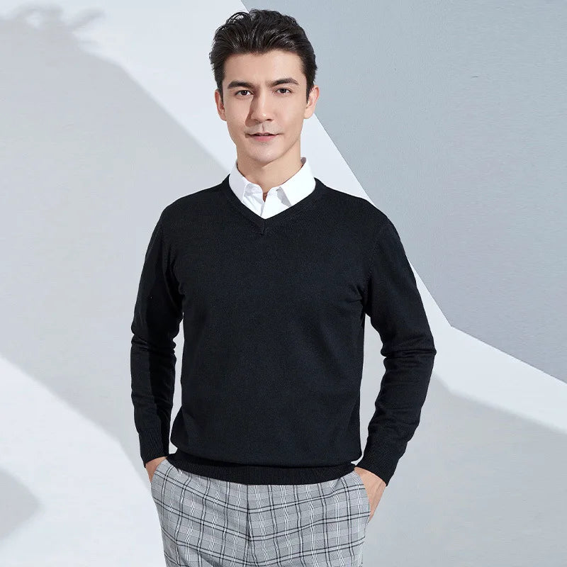 Suéter masculino com gola V usado sobre camisa social para look elegante e sofisticado
