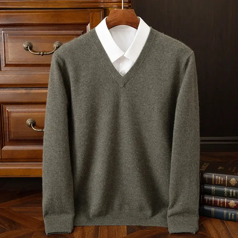 Suéter masculino em cashmere com gola V elegante usado com camisa social para look sofisticado de inverno