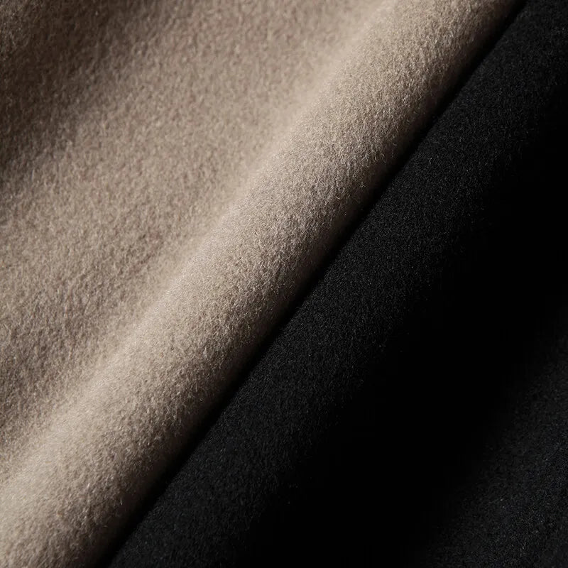 Sobretudo masculino bege em lã com capuz, modelo elegante com fechamento em zíper e design minimalista para inverno.