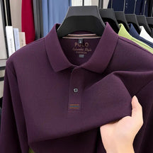 camisa polo masculina manga longa com tecido piquet respirável exibida em cabide mostrando textura tecnológica do tecido
