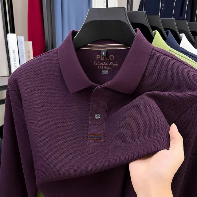 camisa polo masculina manga longa com tecido piquet respirável exibida em cabide mostrando textura tecnológica do tecido