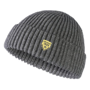 Gorro Unissex Brooklyn Knit em tricô canelado com design moderno e estilo urbano para inverno.