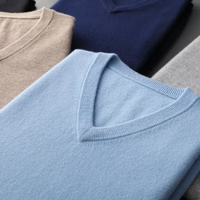 Suéter masculino com gola V usado sobre camisa social para look elegante e sofisticado