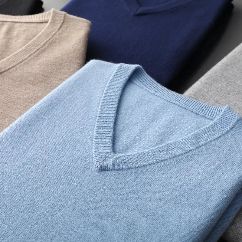 Suéter masculino com gola V usado sobre camisa social para look elegante e sofisticado