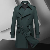Trench coat masculino com cinto, abotoamento duplo, gola clássica e estilo britânico elegante.