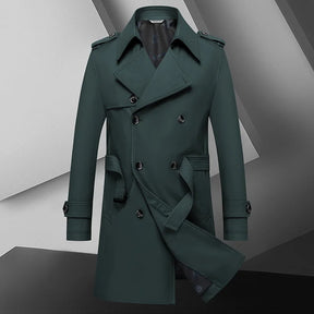 Trench coat masculino com cinto, abotoamento duplo, gola clássica e estilo britânico elegante.