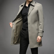 Trench coat masculino elegante com corte alongado e fechamento por botões frontais