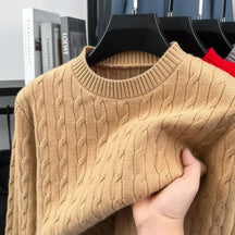 Suéter masculino em tricot trançado com gola careca e textura elegante para inverno