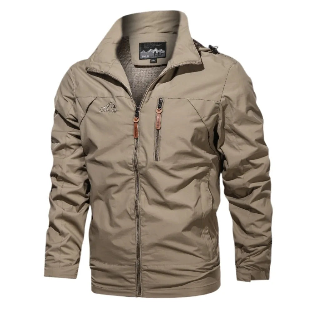 Jaqueta masculina bege corta-vento com capuz oculto e fechamento em zíper estilo outdoor premium.