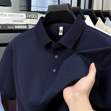 camisa polo masculina jacquard com textura 3d e tecido tecnológico respirável exibida em cabide mostrando detalhes do tecido