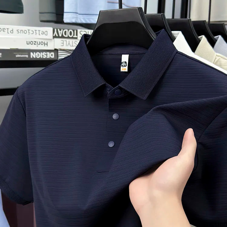 camisa polo masculina jacquard com textura 3d e tecido tecnológico respirável exibida em cabide mostrando detalhes do tecido