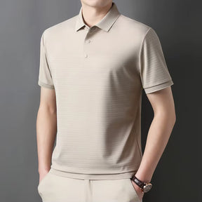 camisa polo masculina jacquard com textura 3d e tecido tecnológico respirável exibida em cabide mostrando detalhes do tecido