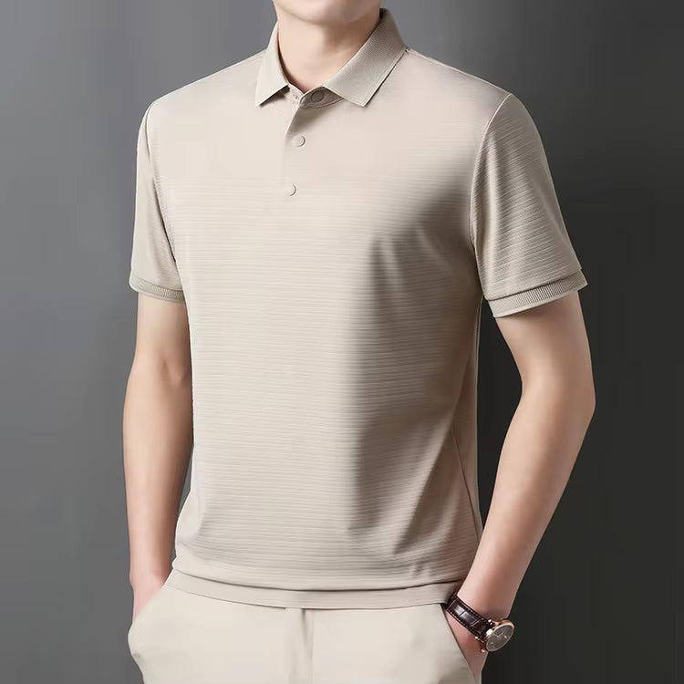 camisa polo masculina jacquard com textura 3d e tecido tecnológico respirável exibida em cabide mostrando detalhes do tecido