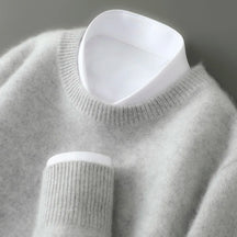 Suéter masculino em lã australiana  com gola careca e textura macia para uso elegante no dia a dia