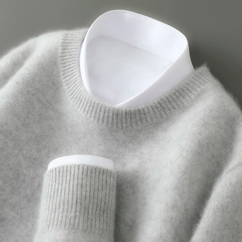Suéter masculino em lã australiana  com gola careca e textura macia para uso elegante no dia a dia