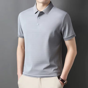camisa polo masculina jacquard com textura 3d e tecido tecnológico respirável exibida em cabide mostrando detalhes do tecido