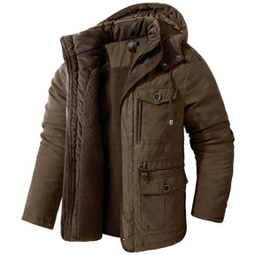 Jaqueta masculina marrom térmica com interior peluciado, capuz e múltiplos bolsos estilo outdoor premium.