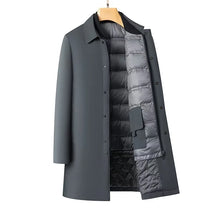 Sobretudo masculino preto com forro interno removível acolchoado em pluma, modelo longo elegante para inverno.