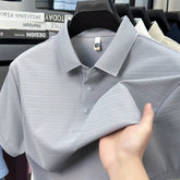 camisa polo masculina jacquard com textura 3d e tecido tecnológico respirável exibida em cabide mostrando detalhes do tecido