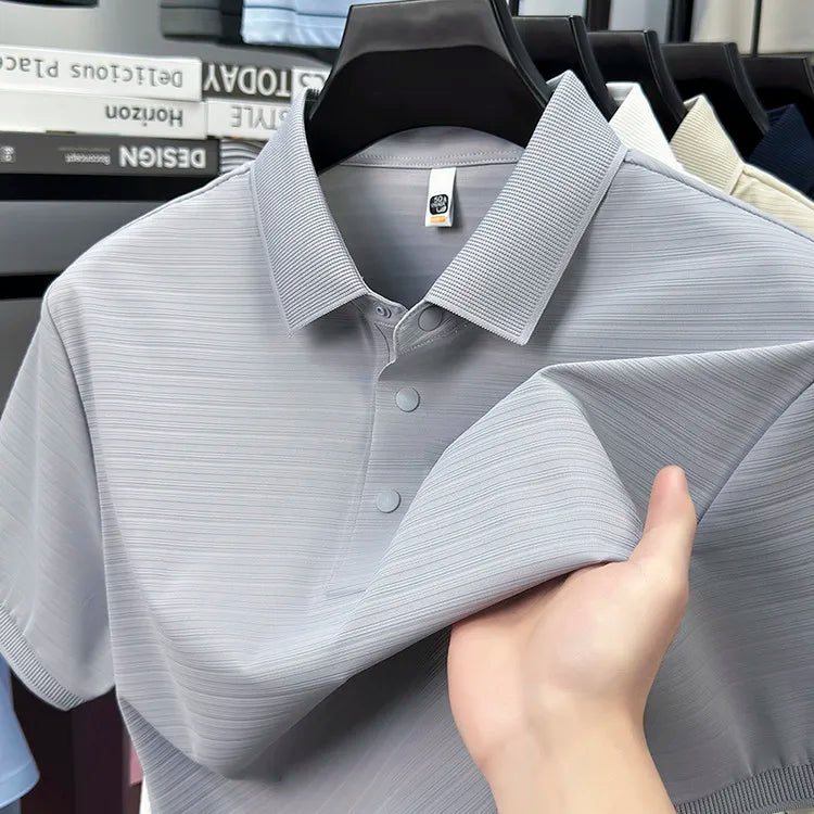 camisa polo masculina jacquard com textura 3d e tecido tecnológico respirável exibida em cabide mostrando detalhes do tecido
