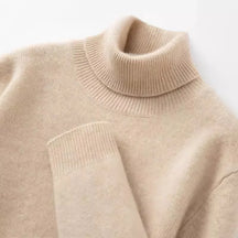 Suéter masculino gola alta em cashmere  escuro com textura macia e visual elegante para inverno