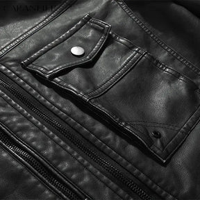 jaqueta masculina preta estilo couro biker com gola alta e bolsos com zíper